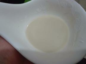 小碗里放入另外一半盐、淀粉、料酒，加入鸡精，调匀成汁备用。