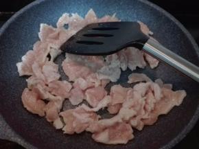 下入肉片划散至断生盛出备用。