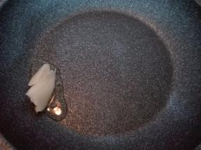 炒锅旺火烧热，加入猪油烧至四成热。