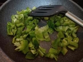 锅里留少许油，放入青椒快炒半分钟。