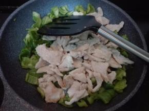 下入炒好的里脊肉快速翻炒几下。