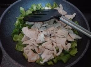 下入炒好的里脊肉快速翻炒几下。