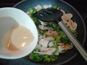 倒入调好的料汁，快速翻炒均匀关火。