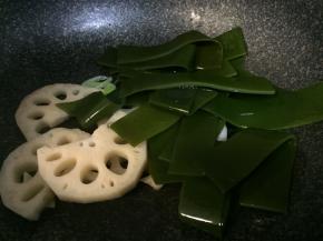 锅内倒少许油，油热下海带和莲藕翻炒