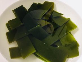 海带提前从包装中取出，放清水中浸泡