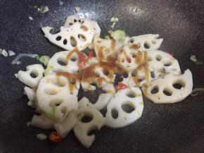 最后倒入一勺蚝油，炒匀后出锅。