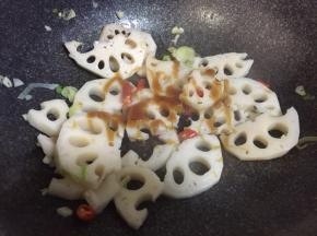 最后倒入一勺蚝油，炒匀后出锅。