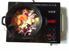 倒入胡萝卜、土豆、洋葱翻炒至7分熟后转中火
