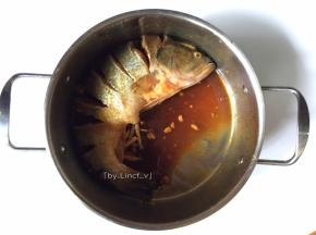 鲈鱼切好后放到盆中，加入姜丝、生抽、白糖、蚝油、胡椒粉、鸡粉、豆瓣酱、料酒等调味料腌制半小时
