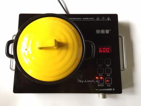 盖上砂锅盖子，用中火进行焖烤约15分钟左右（烤至鱼熟即可）
