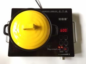 盖上砂锅盖子，用中火进行焖烤约15分钟左右（烤至鱼熟即可）
