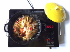 将腌制好的鲈鱼放入砂锅中，淋上腌制鱼的酱料
