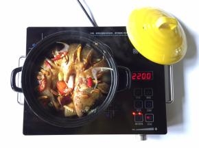 将腌制好的鲈鱼放入砂锅中，淋上腌制鱼的酱料
