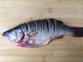 将鲈鱼去除鱼鳞、内脏，去鳃后洗净切段，鱼腹部分不切断，只切鱼背，能形成环状，方便放入砂锅也能更好入味
