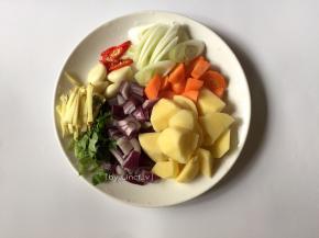 将土豆、胡萝卜洗净后切滚刀块，洋葱切成小块，小红辣椒、大葱葱白洗净切片，生姜洗净切丝，香菜洗净待用
