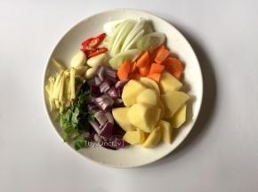 将土豆、胡萝卜洗净后切滚刀块，洋葱切成小块，小红辣椒、大葱葱白洗净切片，生姜洗净切丝，香菜洗净待用
