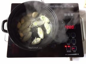 用厨房纸将黑乐砂锅擦拭干燥后放到电陶炉上大火加热。倒入适量食用油，放入葱片、蒜瓣爆香
