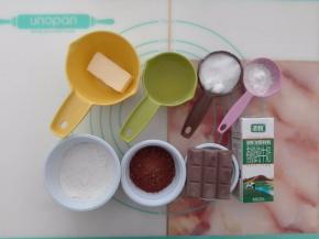 准备好做巧克力馅的原料。