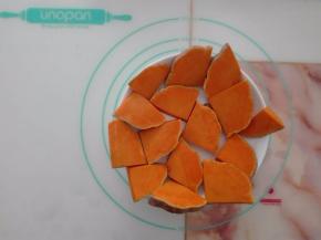 南瓜切薄片，平摊在盘子里，用微波炉打熟。