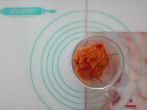 熟南瓜去皮后放入料理机中打成南瓜泥。