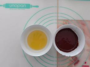 黄油和黑巧克力分别隔水融化备用。