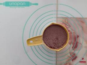 高筋面粉+可可粉+玉米淀粉+糖混合均匀。