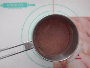 把混合的粉类过筛到小锅中。