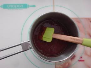 牛奶加入小锅中搅拌均匀后，加入融化的黄油和黑巧克力搅拌均匀。