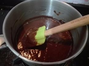 将锅用小火加热。