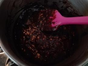 加热期间不停从底部翻拌，防止糊底。