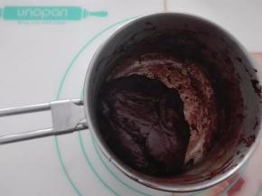 巧克力液体逐渐变稠，直到巧克力糊在搅拌时能够成团，不粘连锅的四壁和底部，立刻离火。