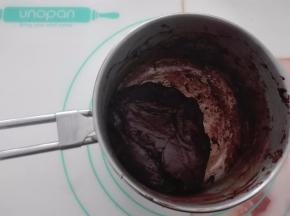 巧克力液体逐渐变稠，直到巧克力糊在搅拌时能够成团，不粘连锅的四壁和底部，立刻离火。