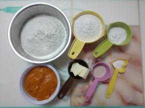 准备好面团的材料。