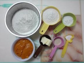 准备好面团的材料。