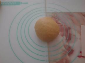 将面团材料用后油法揉出手套膜后把面团滚圆。