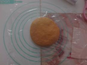 将面团压扁后放入保鲜袋，入冰箱冷冻30分钟。