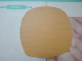 冷冻好的面团擀成约30CM的方片。