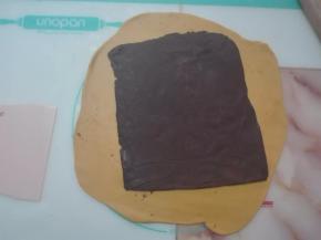 取出冷冻的巧克力馅放在面片中间。