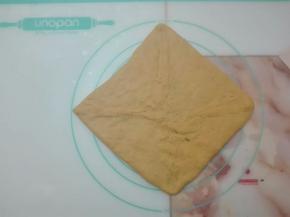 四角包起，把边捏紧。