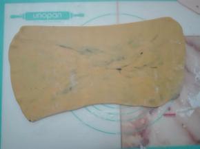 面片放正，擀成20*40CM的长方形。