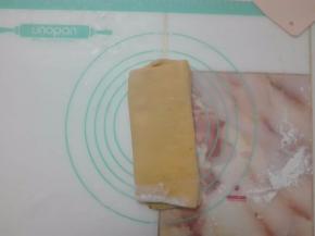 左、右各1/3处向内折，做一次三折。