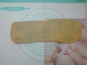 转90度，将面片擀长。