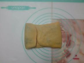 左1/8处向内折，自右3/8处向内折。