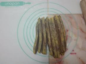 入冰箱冷冻一会，将面片从长边均切成四份，每份再均切成两份。