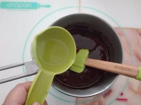 将蛋白加入锅中。