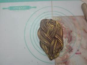 始终切面朝上，编成四股辫。