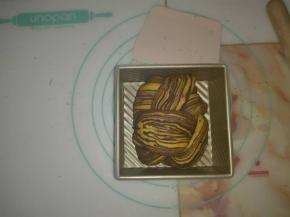 放入模具中，用手稍稍压扁。