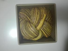 发酵至模具九分满，加盖。