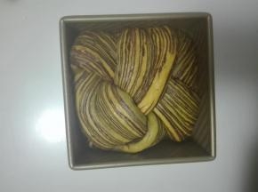 发酵至模具九分满，加盖。