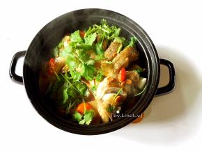 待鱼熟关火，撒上洗净切小的香菜即可食用
